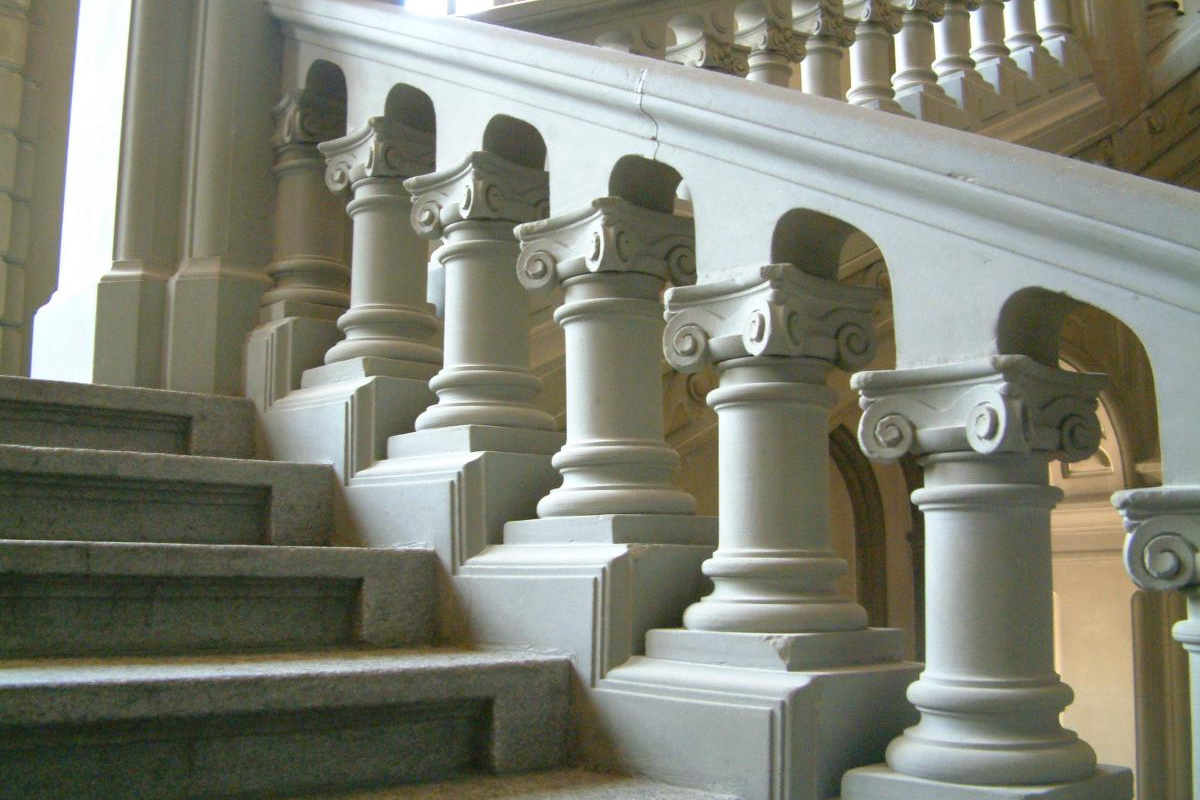 Treppenaufgang im Hauptgebäude der Universität Bern.