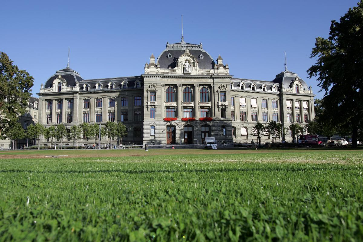 Gesamtansicht Hauptgebäude mit Rasenfläche im Vordergrund im Sommer