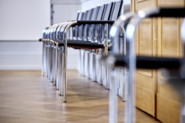 H6 – Sitzungszimmer 101 – schwarze Ledersessel sind rechts und links aufgereiht, im Hintergrund Magnettafel.