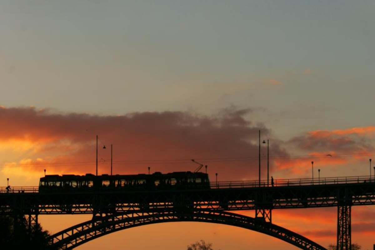 Brücke mit Tram im Abendrot