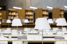 Bibliothek VonRoll – Lernarbeitsplätze mit Stehlampen – im Hintergrund Regale.