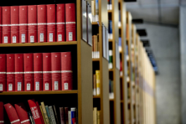 Bibliothek – VonRoll – Büchergestelle mit Büchern.