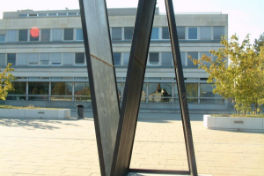 Sport - Markierungslinien auf Hartplatz.