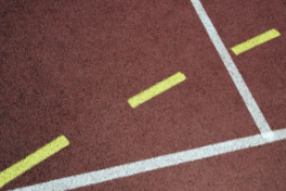 Sport - Markierungslinien auf Hartplatz.