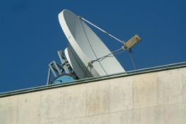 Satelittenschüssel auf dem Dach der Exakten Wissenschaften