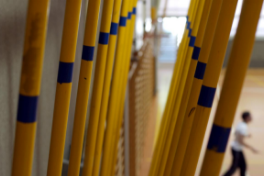 Kletterstange in der Turnhalle des Instituts für Sportwissenschaft.