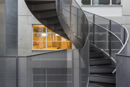 Bibliothek Unitobler – Wendeltreppe mit Sicht in die Bibliothek