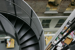 Unitobler – Teilansicht Lichthof mit Wendeltreppe