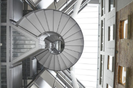 Lichthof mit Treppe von unten Bibliothek Unitobler