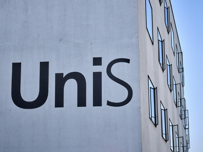 UniS Fassadenbeschriftung mit Seitenfront