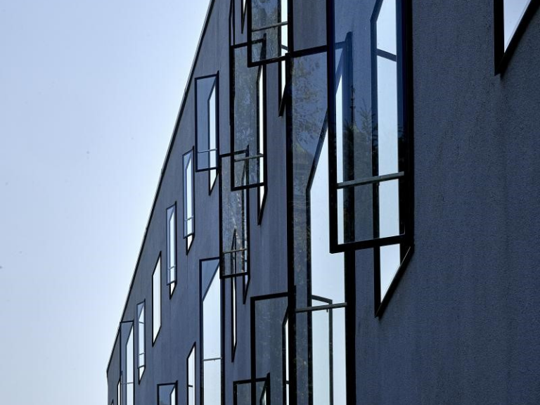 Zum Teil geöffnete Fenster der UniS