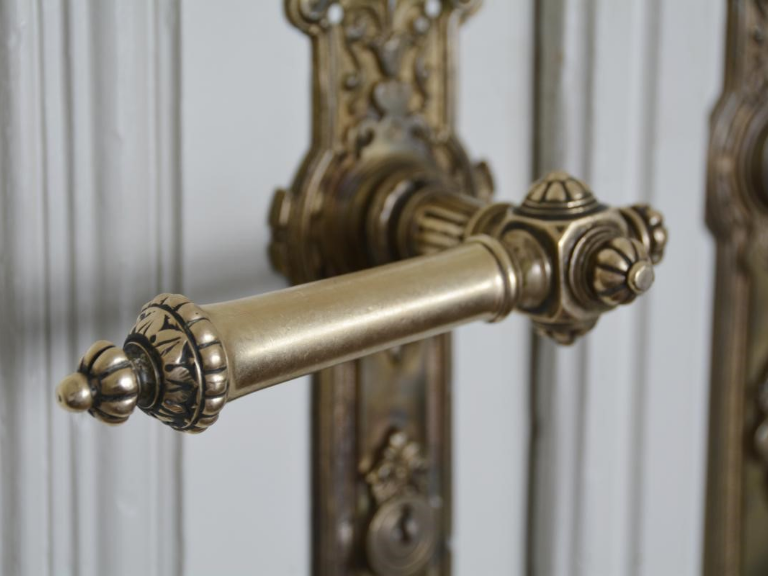 Verzierte Türfalle zur Aula Hauptgebäude