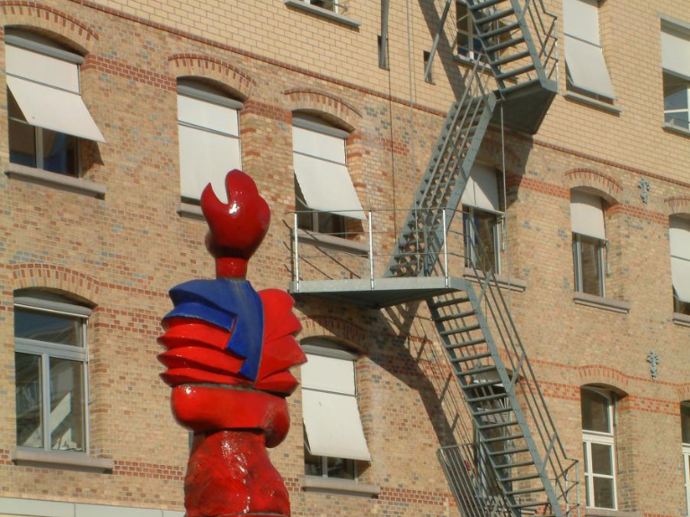 Statue im Innenhof vor Mensa Unitobler