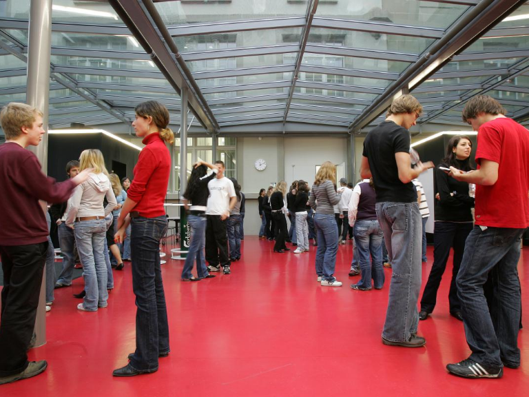 Personen diskutieren in der Mensa UniS