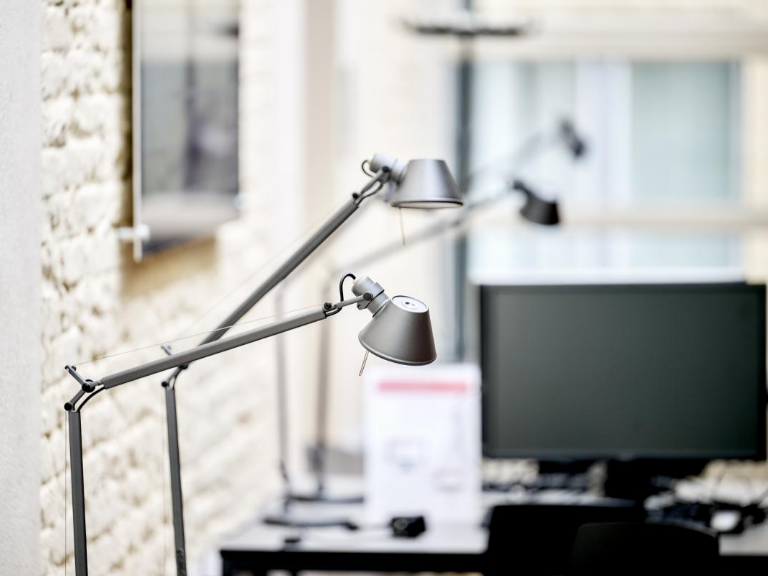 Uni Engehalde – Lernarbeitsplätze, die mit Schreibtischlampen bestückt sind