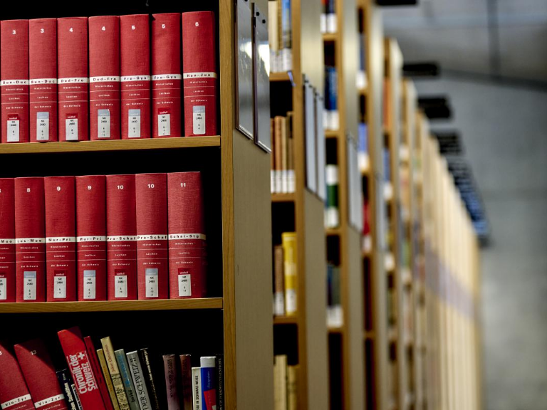 Büchergestelle mit Büchern in der VonRoll-Bibliothek der Universität Bern.
