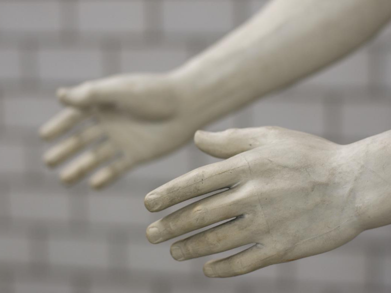 Hände mit Arm einer Skulptur in der Antikensammlung Bern.