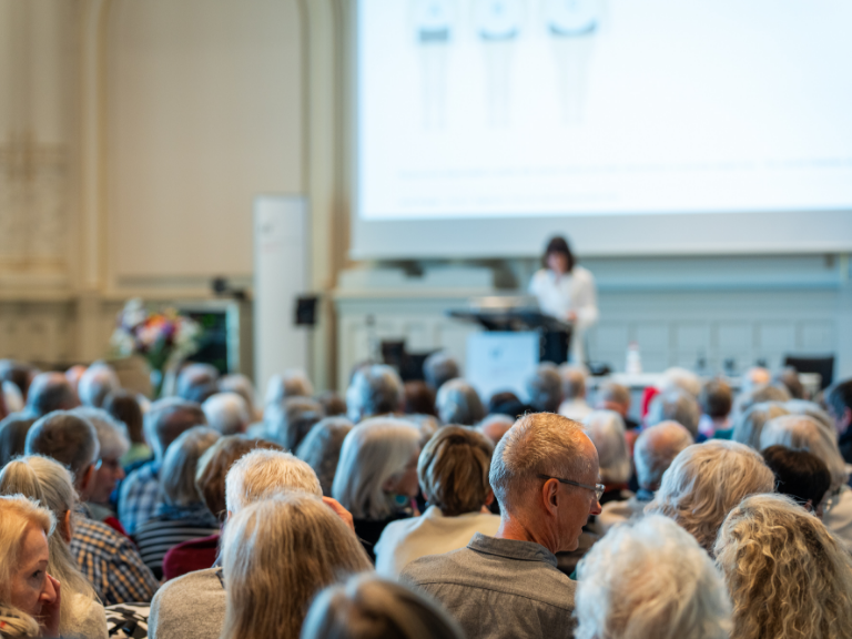 Dozentin hält Vortrag vor Publikum der Seniorenuniversität
