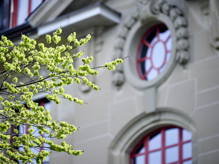 Hauptgebäude – Blick in die Aula – offene Türe