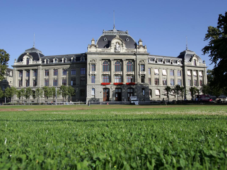 Gesamtansicht Hauptgebäude mit Rasenfläche im Vordergrund im Sommer